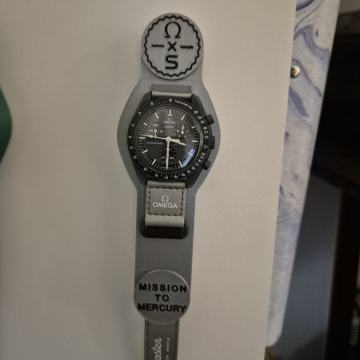 OMEGA X SWATCH Postolja-Držači