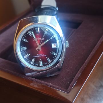 Omikron crveni navijač u mint stanju