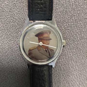 Omikron sat sa likom J.B. Tita