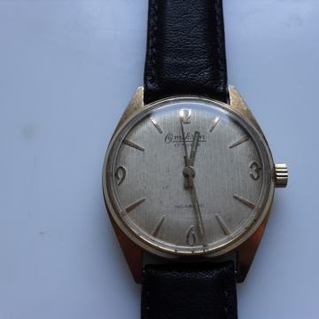 OMIKRON* , švicarski sat na navijanje