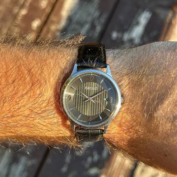 Na prdaju Seiko novije proizvodnje na koznom remenu s kvarcnim mehaniz