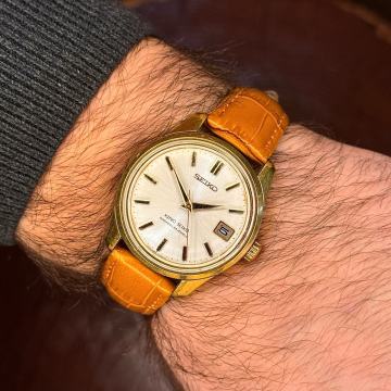 Prelijep King Seiko u zlatnoj boji kucista s mehanizmom na rucno navij