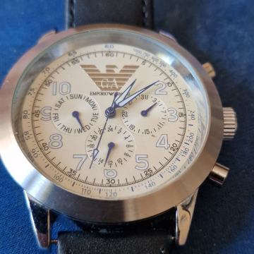 Prodajem m. sat ARMANI automatic ne korišten 45€.promjer sata 45mm.