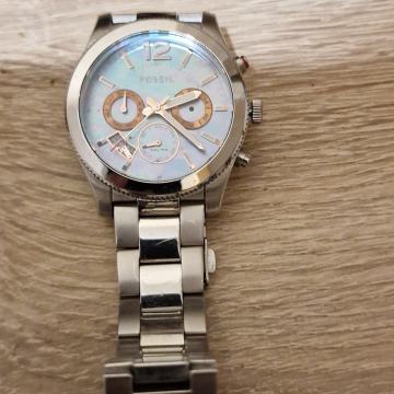 Prodajem m. sat FOSIL super stanje bateriski 60€.