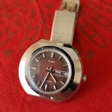 Prodajem m. sat TIMEX u dobrom stanju ispravan 40 €.