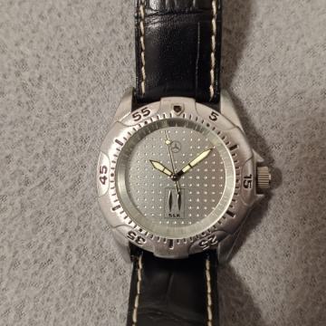 Prodajem modni sat Mercedes