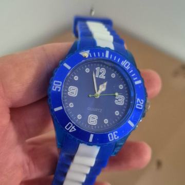 Prodajem muški sat - nekorišteno