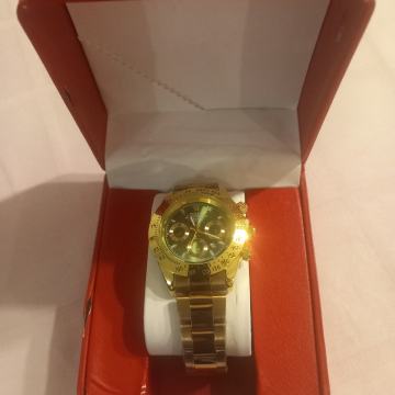 Prodajem navedeni sat novo krivo naručeno