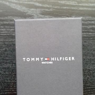 !!!!! PRODAJEM !!!!! Tommy Hilfiger metalni sat - 99 €