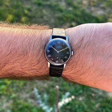 Na prodaju Omikron Military dizajna s crnim brojcanikom