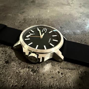 PUMA MUŠKI SPORTSKI SAT OD NEHRĐAJUĆEG ČELIKA VODOOTPORAN DO 100 M