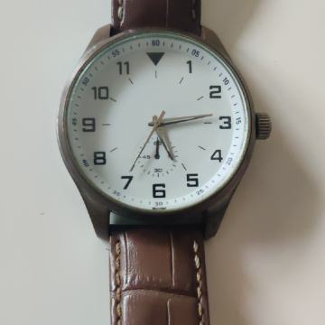 Reserved elegantan ručni sat