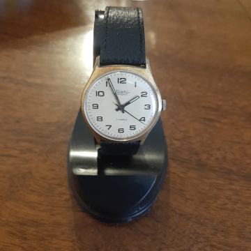 RUČNI MUŠKI SAT NA NAVIJANJE