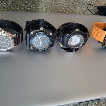 Ručni satovi na baterije sa gumenim remenom,vidi slike!