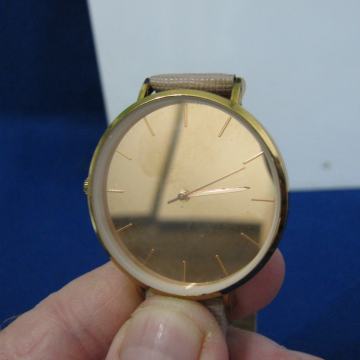 Sat H&M. Japan. Quartz. Zlatne boje.Radi. SAND