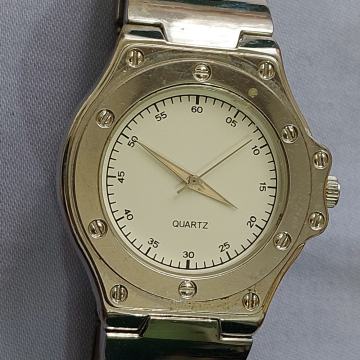 Sat m. Quartz CE. Nikal boje. Metal narukvica. Radi. Mob