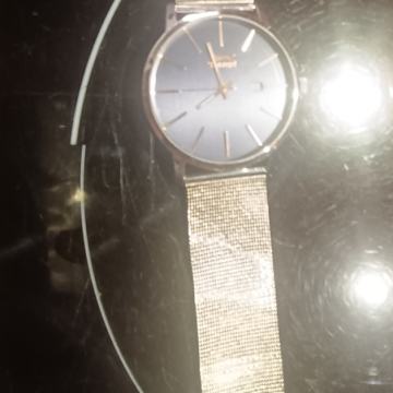 Sat Slazenger srebrni, izuzetno očuvan. Vrhunski materijal, elegantan