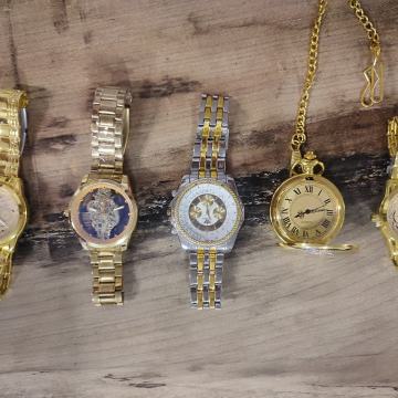 Satovi zlatne boje,pet komada