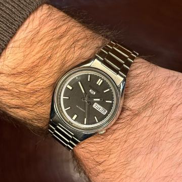 Seiko 5 sa crnim brojcanikom