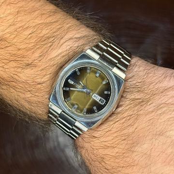 Seiko 5 u kockastom obliku kucista sa smedjim brojcanikom