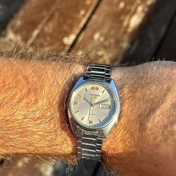Seiko 5 sivi brojčanik