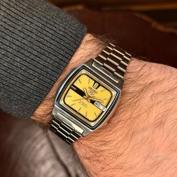 Seiko 5 u TV-shape kucistu sa zlatnim brocnaikom