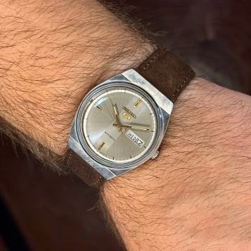 Seiko 5 sa zanimljivim sivim brojcanikom