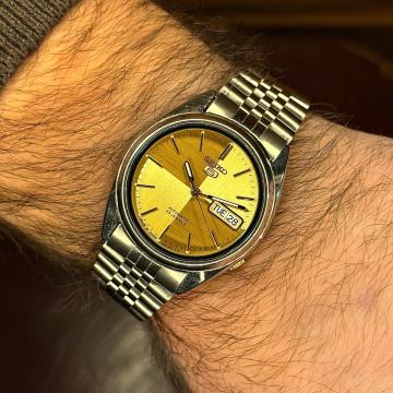 Seiko 5 sa zanimljivim uzorkom na zlatnom brojcaniku