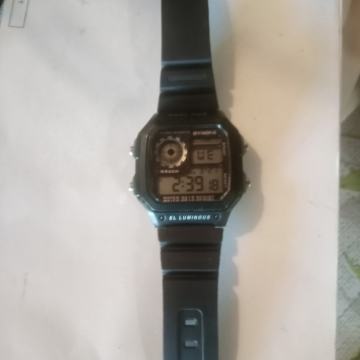 Skmey digitalni sat novo skuplja duracell baterija od njega