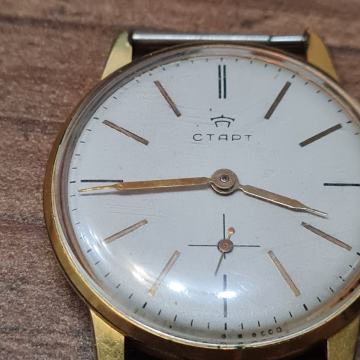 Stari muški mehanički sat - START