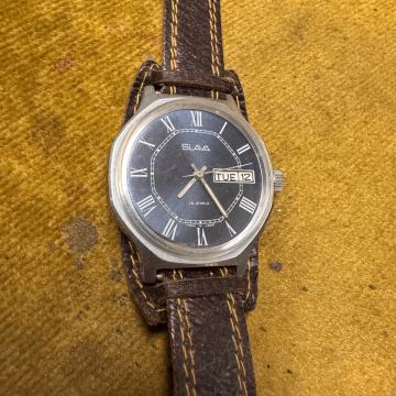 Starinski sovjetski sat SLAVAmehanički proizvedeno u SSSR-u