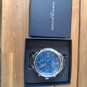Novi Tommy Hilfiger sat Model 49574 Jamstvo 24 mjeseca