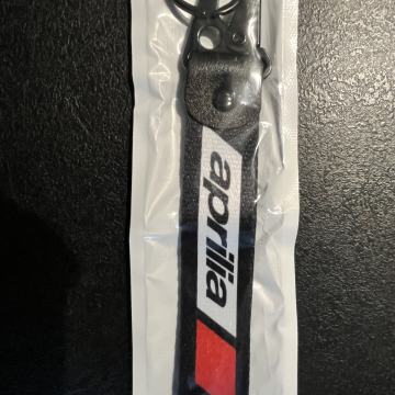 APRILIA- PRIVJESAK ZA KLJUČ SA RINGOM- CRVENI LOGO
