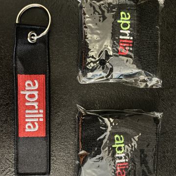 APRILIA- SET PRIVJESAK ZA KLJUČ + 2 KOMADA ČARAPA ZA POSUDU OD ULJA