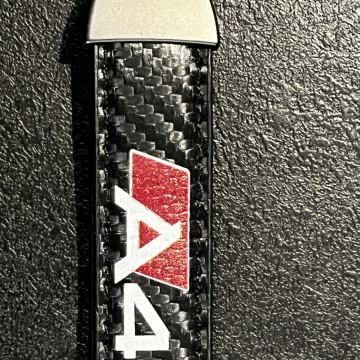 AUDI A4 - PRIVJESAK ZA KLJUČ- KOŽA/KARBON-ODLIČAN