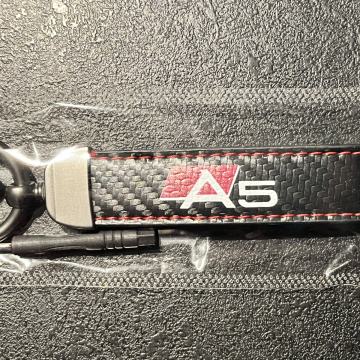 AUDI A5 - PRIVJESAK ZA KLJUČ- KOŽA/KARBON-ODLIČAN