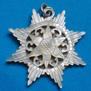 BETLEHEMSKA ZVIJEZDA PRIVJESAK OD SEDEFA NA SREBRNOM LANČIĆU