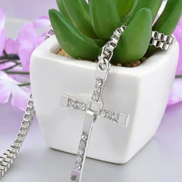 Brzi i žestoki križić i lančić