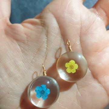 Dva privjeska sa cvijetom