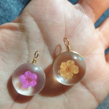 Dva privjeska sa cvijetom