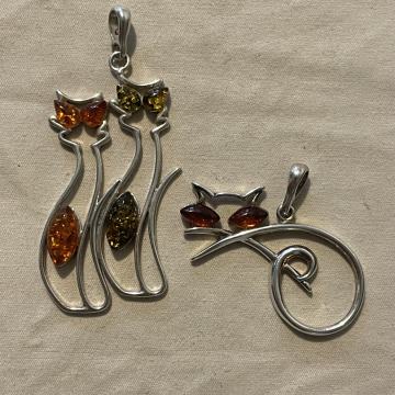 DVA SREBRNA PRIVJESKA SA JANTAROM - MAČKE