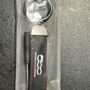 FIAT- KOŽNI VRHUNSKI CRNI PRIVJESAK-LOGO