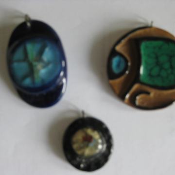 Keramički privjesak po izboru iz umjetničke galerije Jasne Kozlović-