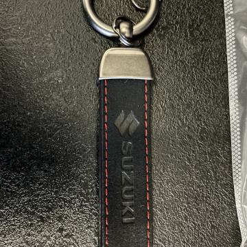 KOŽNI PRIVJESAK- SUZUKI- CRNI- LOGO