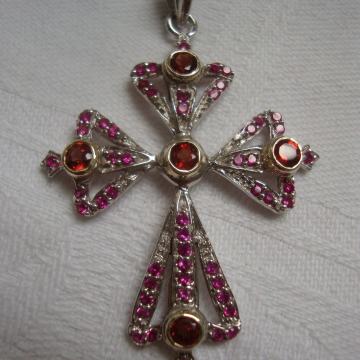 KRIŽ PRIVJESAK SREBRO RUBINIČI GRANATI