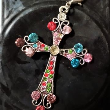 križ sa ukrasnim kristalima