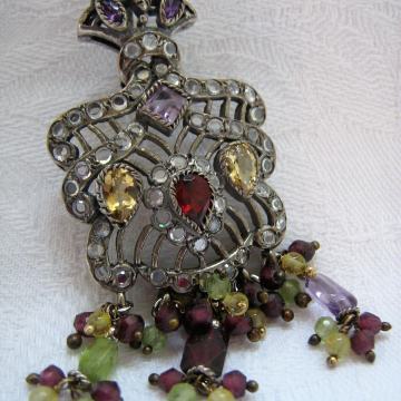 Predivan posrebrni privjesak jako lijepo ukrašen