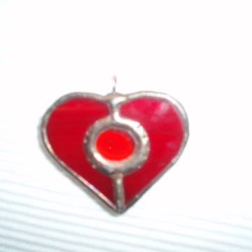 privjesak u obliku srca, kombinacija crvenog stakla  i metala