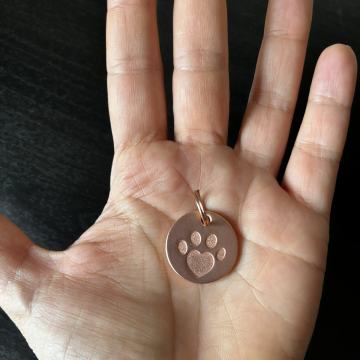 Privjesak šapa rose boja