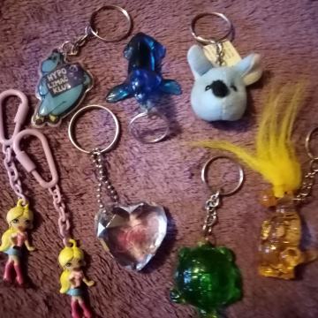 Privjesci novi, nekorišteni